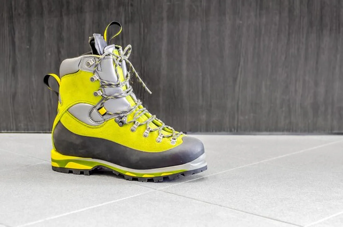 Trekkingowe buty górskie na sklepowej podłodze